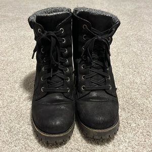Black winter boots